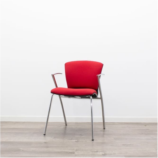 Silla confidente tapizada en rojo de 4 patas