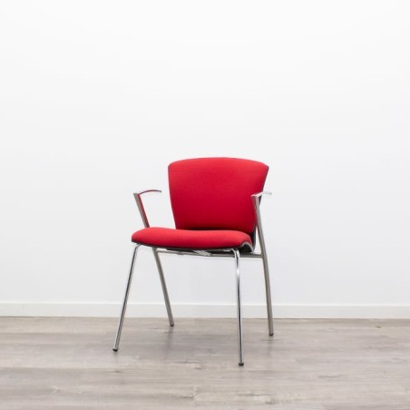 Silla confidente tapizada en rojo de 4 patas