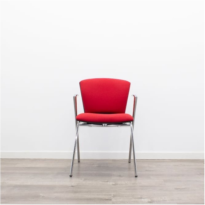 Silla confidente tapizada en rojo de 4 patas