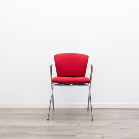 Silla confidente tapizada en rojo de 4 patas