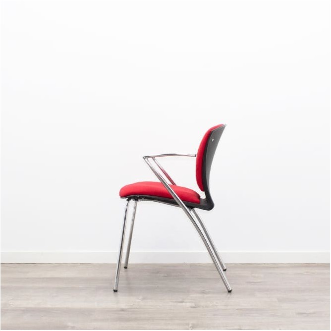 Silla confidente tapizada en rojo de 4 patas