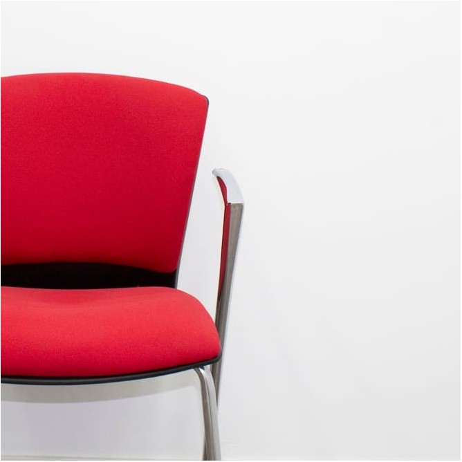 Silla confidente tapizada en rojo de 4 patas