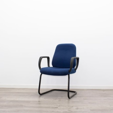 Silla confidente en tela azul y estructura negra