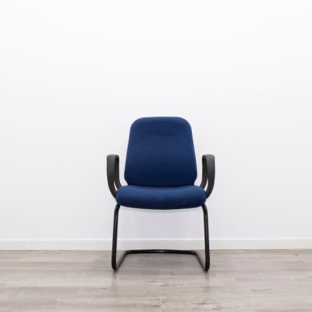 Silla confidente en tela azul y estructura negra