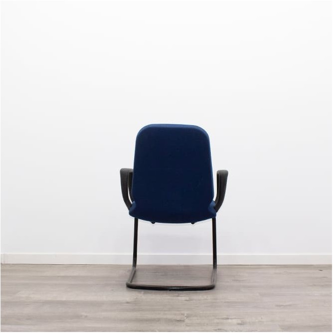 Silla confidente en tela azul y estructura negra