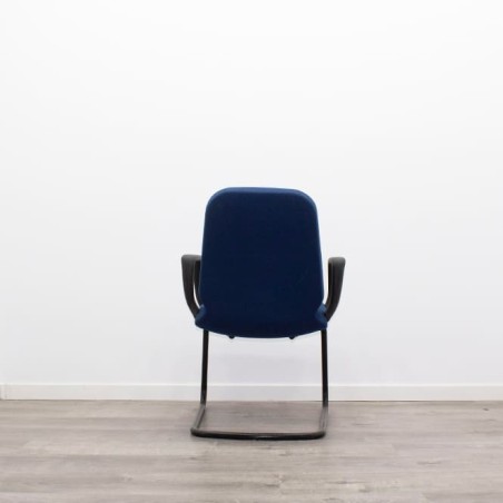 Silla confidente en tela azul y estructura negra