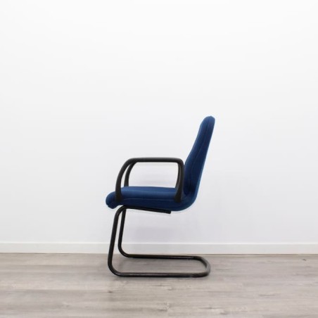 Silla confidente en tela azul y estructura negra