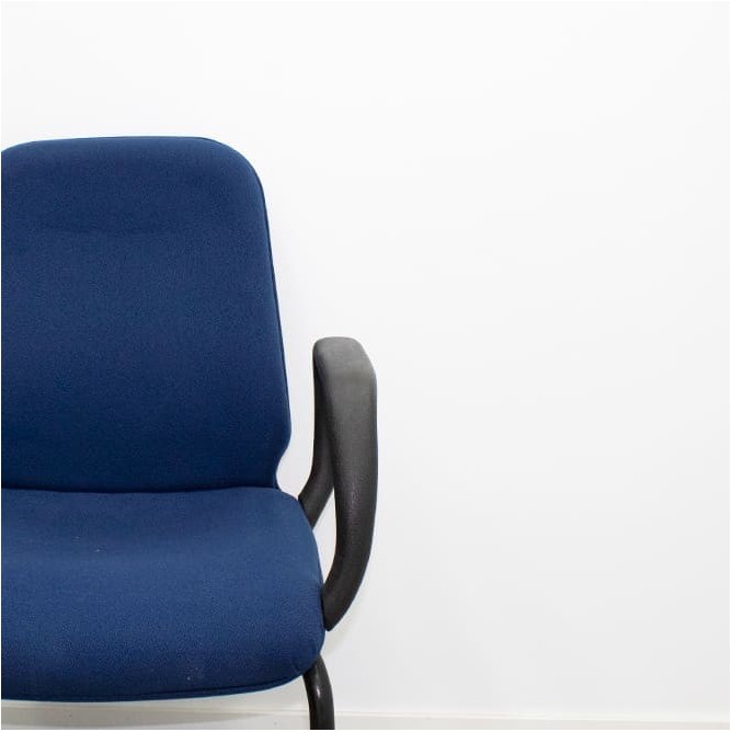 Silla confidente en tela azul y estructura negra