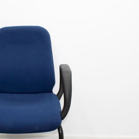Silla confidente en tela azul y estructura negra