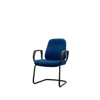 Silla confidente en tela azul y estructura negra