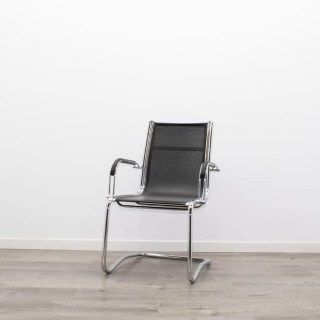 Silla confidente de rejilla negra y base cromada 2