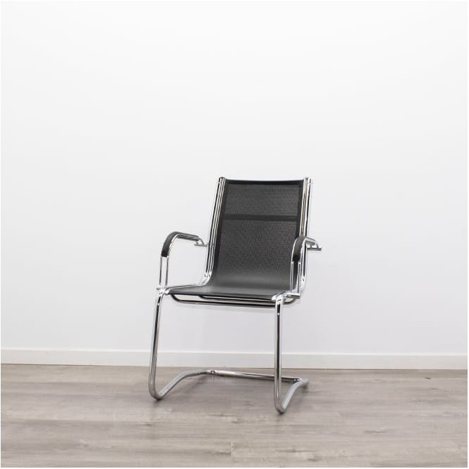 Silla confidente de rejilla negra y base cromada