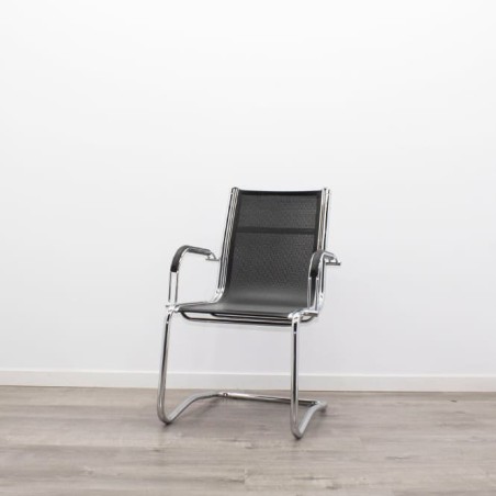 Silla confidente de rejilla negra y base cromada
