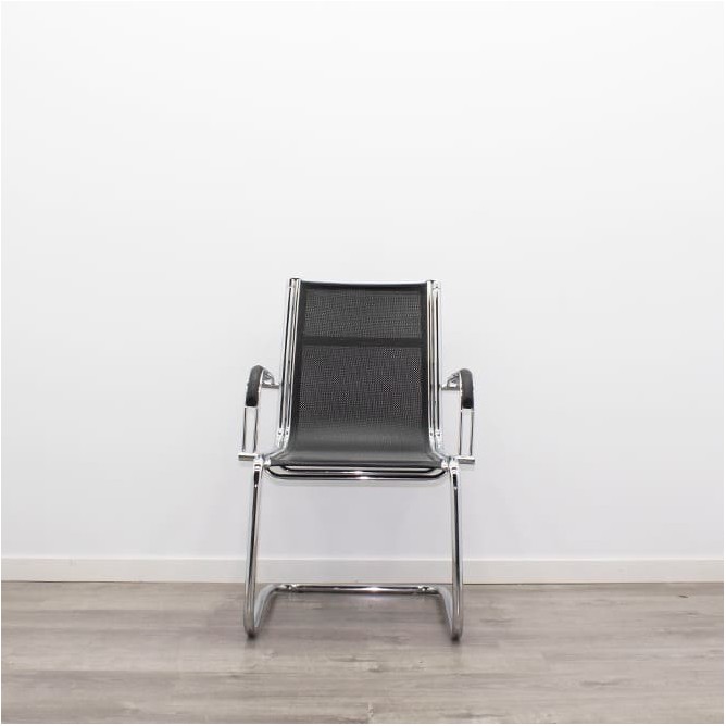 Silla confidente de rejilla negra y base cromada