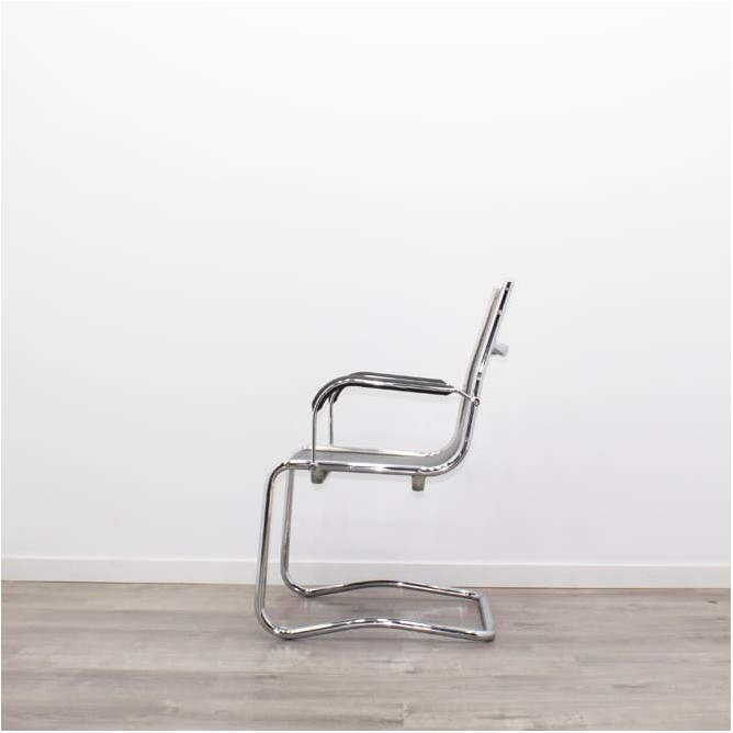 Silla confidente de rejilla negra y base cromada