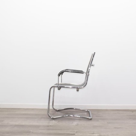 Silla confidente de rejilla negra y base cromada