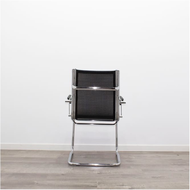 Silla confidente de rejilla negra y base cromada