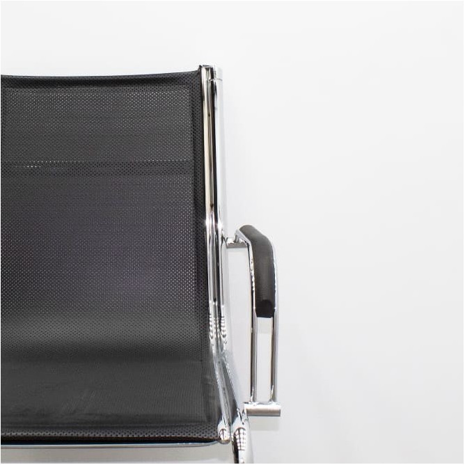 Silla confidente de rejilla negra y base cromada