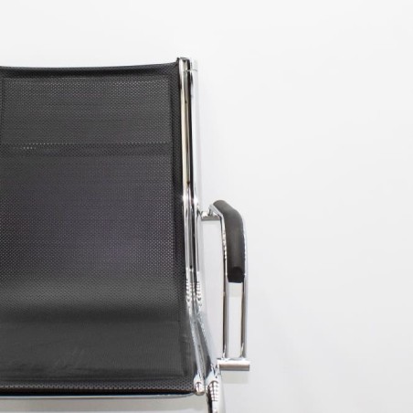 Silla confidente de rejilla negra y base cromada