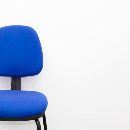 Silla colectividad con asiento y respaldo tapizado azul