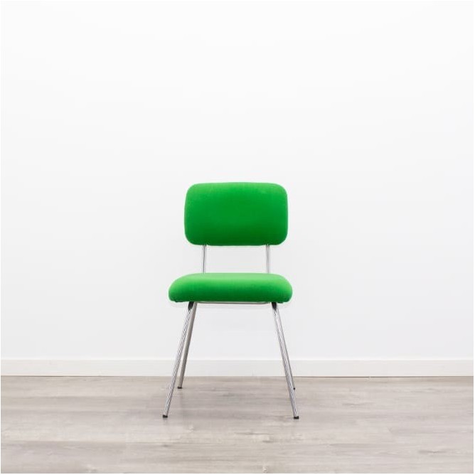 Silla confidente en tela verde base 4 patas grises