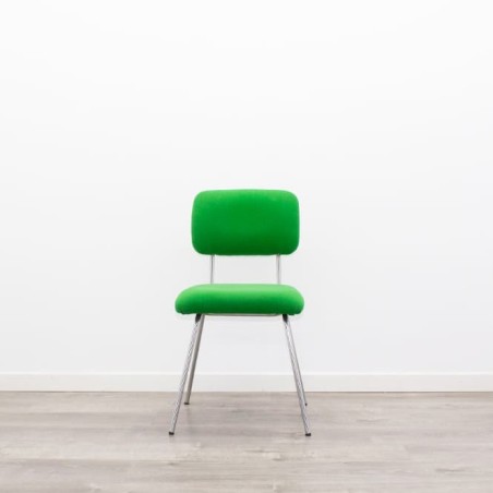 Silla confidente en tela verde base 4 patas grises