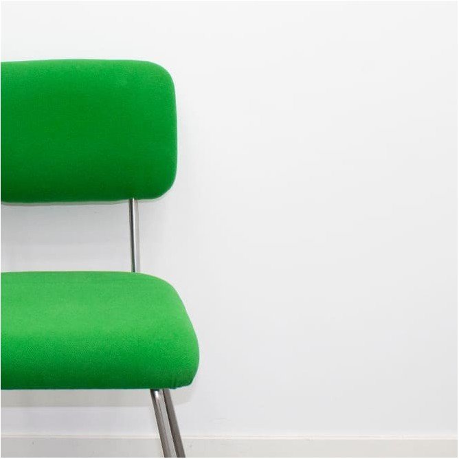 Silla confidente en tela verde base 4 patas grises