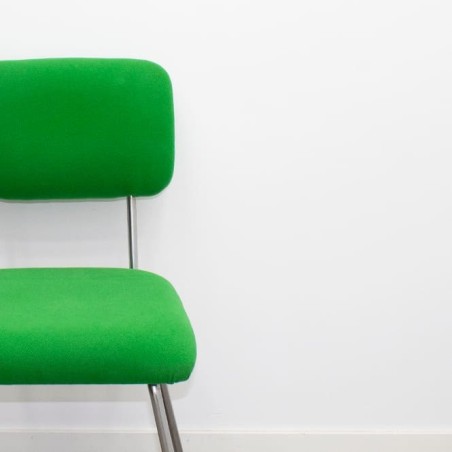 Silla confidente en tela verde base 4 patas grises