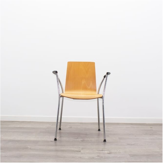 Silla confidente de madera con brazos y estructura gris