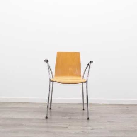 Silla confidente de madera con brazos y estructura gris