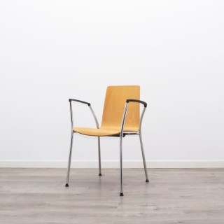 Silla confidente de madera con brazos y estructura gris 2