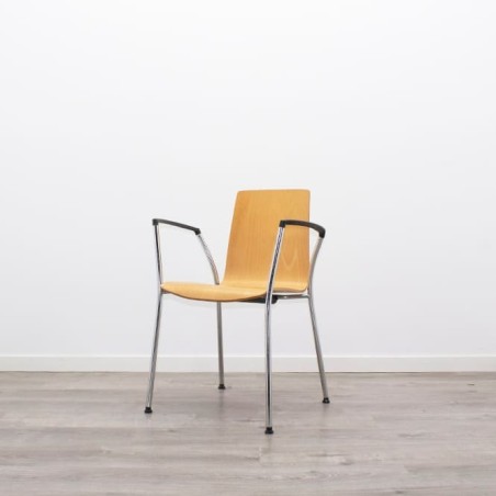 Silla confidente de madera con brazos y estructura gris