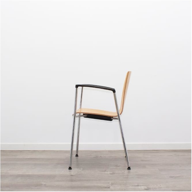 Silla confidente de madera con brazos y estructura gris