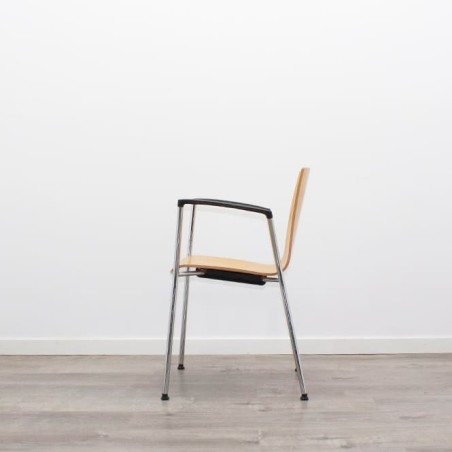 Silla confidente de madera con brazos y estructura gris