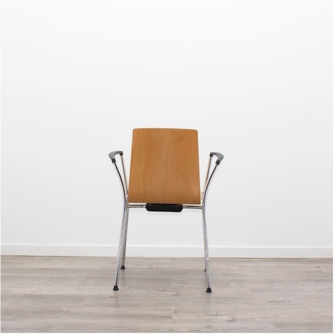 Silla confidente de madera con brazos y estructura gris