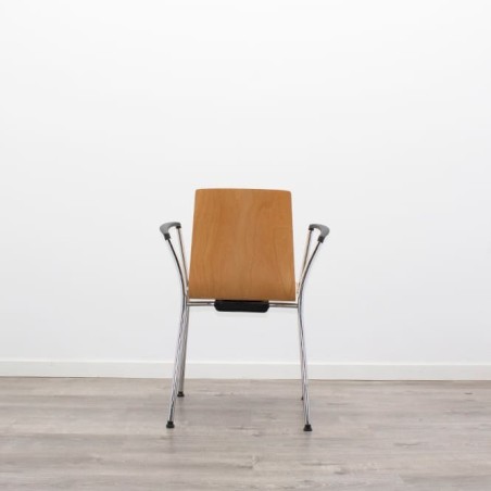 Silla confidente de madera con brazos y estructura gris