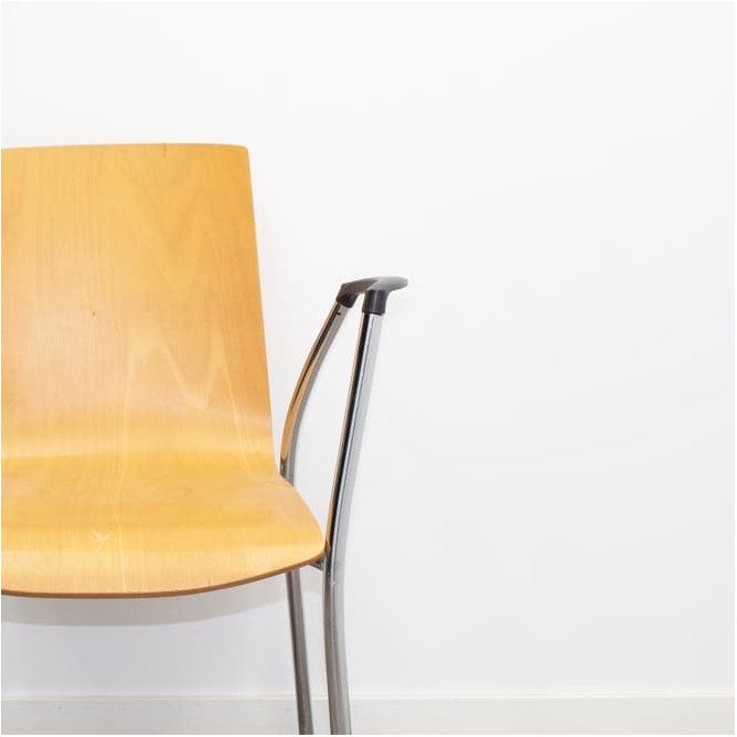 Silla confidente de madera con brazos y estructura gris