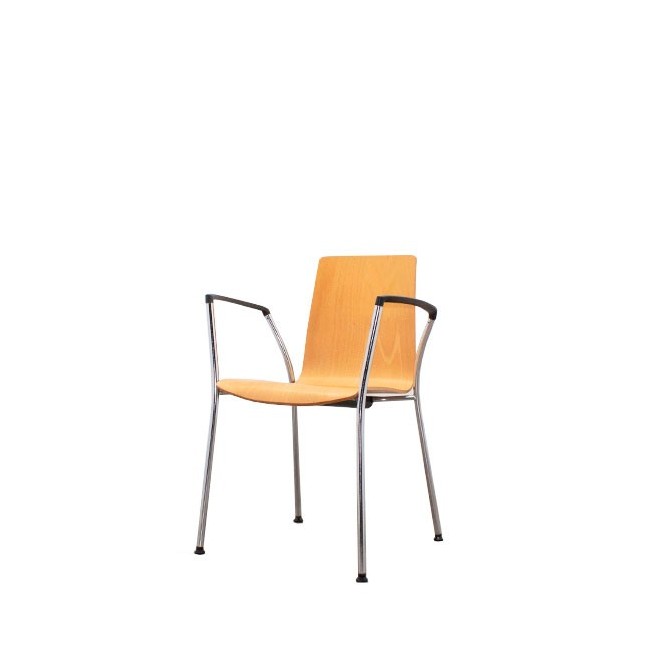 Silla confidente de madera con brazos y estructura gris