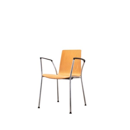 Silla confidente de madera con brazos y estructura gris