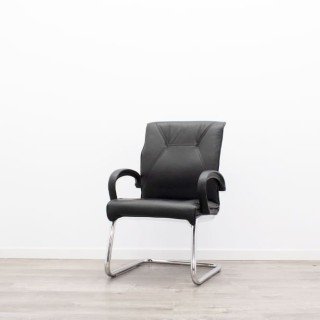 Silla confidente en piel negra con base patín cromada 2