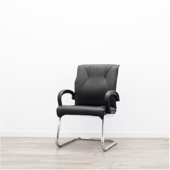 Silla confidente en piel negra con base patín cromada