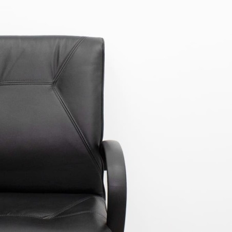 Silla confidente en piel negra con base patín cromada - Mercaoficina