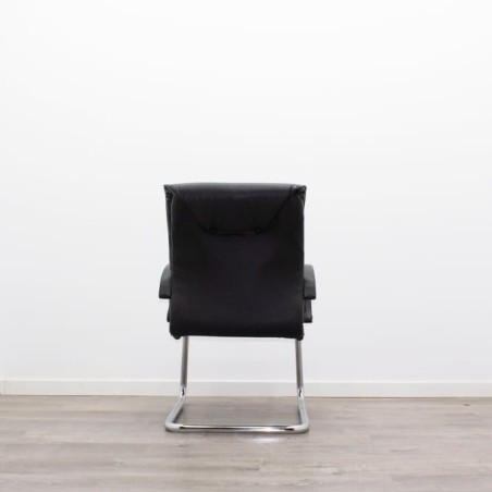 Silla confidente en piel negra con base patín cromada