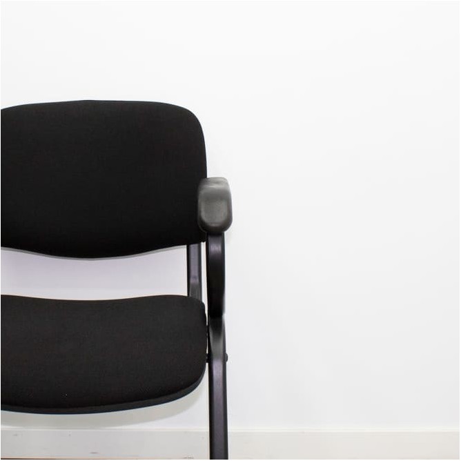Silla confidente tapizado negro con base 4 patas