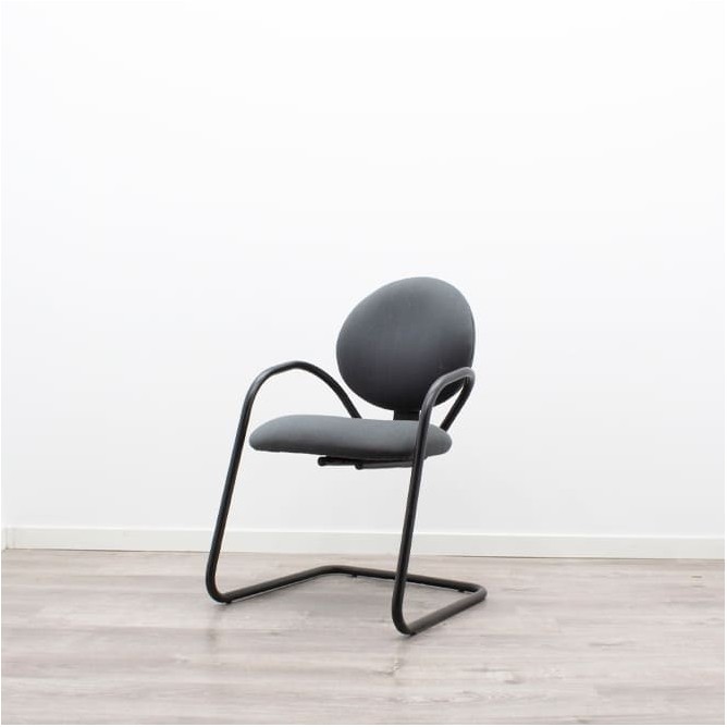 Silla confidente en tela gris con base patín negra