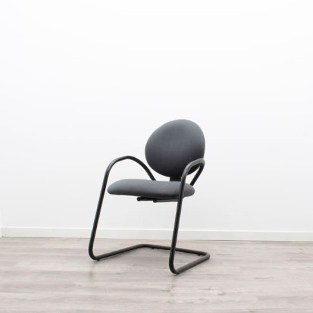Silla confidente en tela gris con base patín negra
