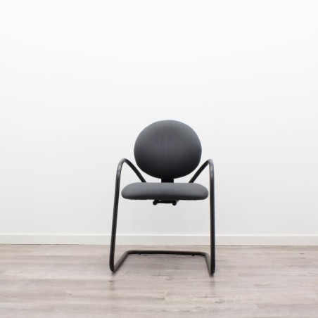 Silla confidente en tela gris con base patín negra