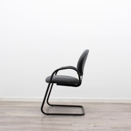 Silla confidente en tela gris con base patín negra