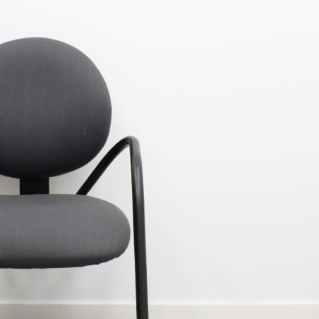 Silla confidente en tela gris con base patín negra