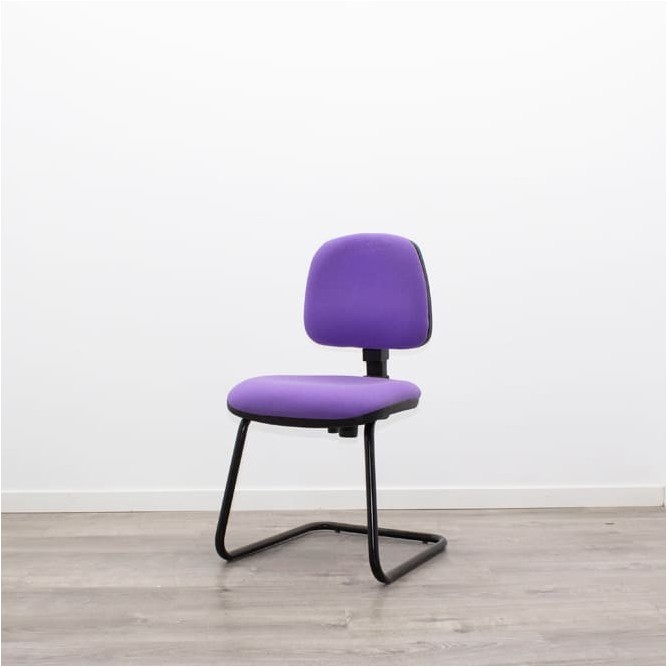 Silla confidente en tela morada base patín negra
